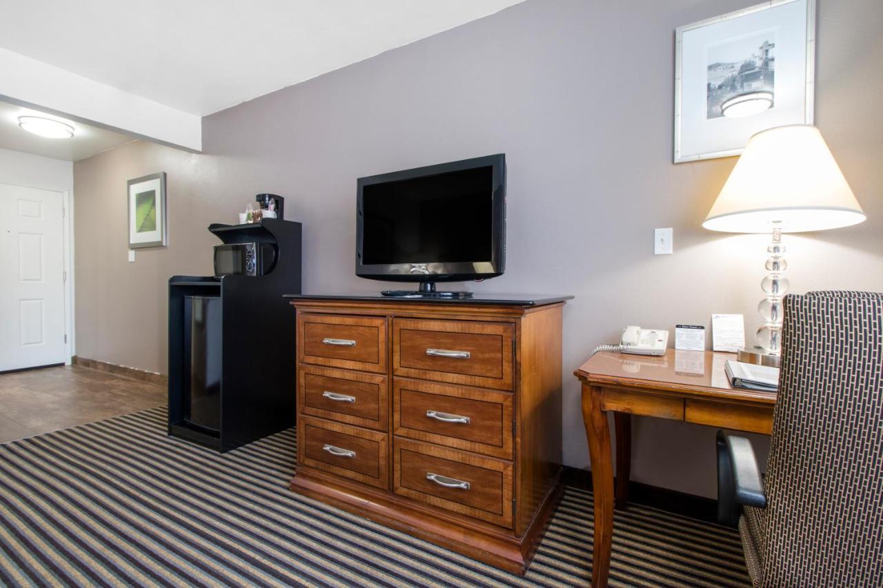 Ramada Bayside Inn & Suites Eureka Extérieur photo