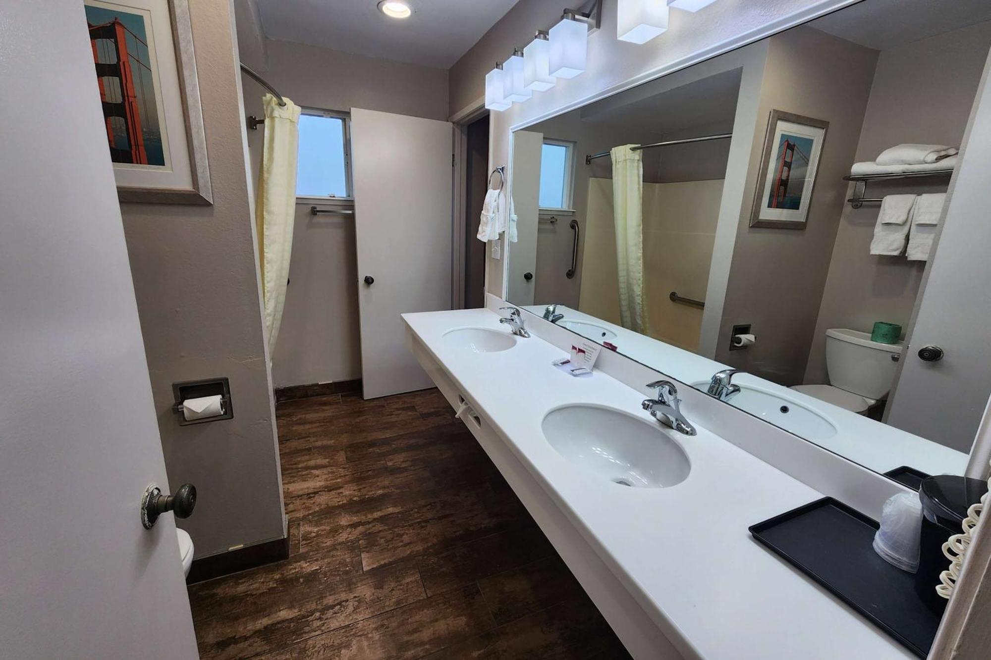 Ramada Bayside Inn & Suites Eureka Extérieur photo