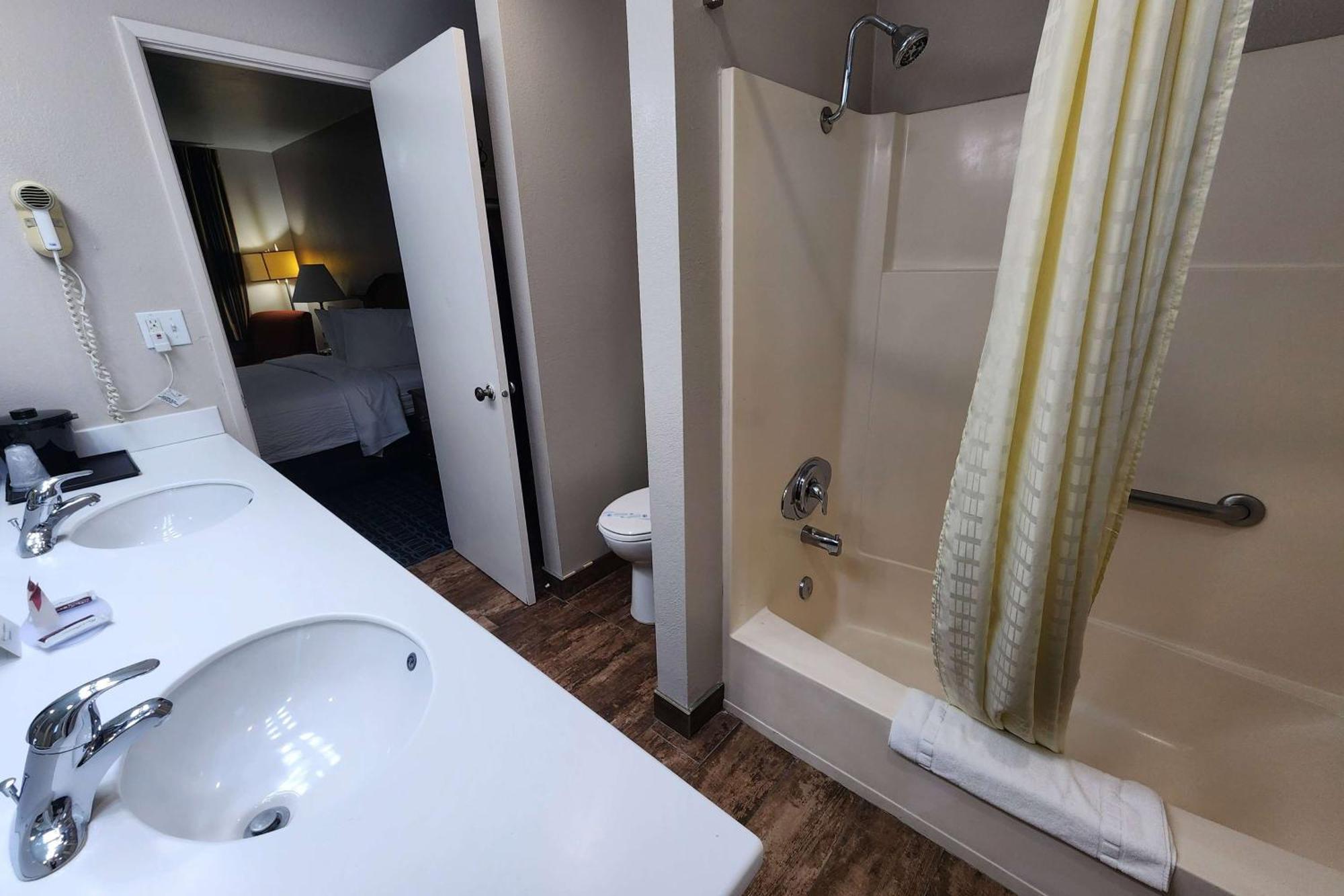 Ramada Bayside Inn & Suites Eureka Extérieur photo