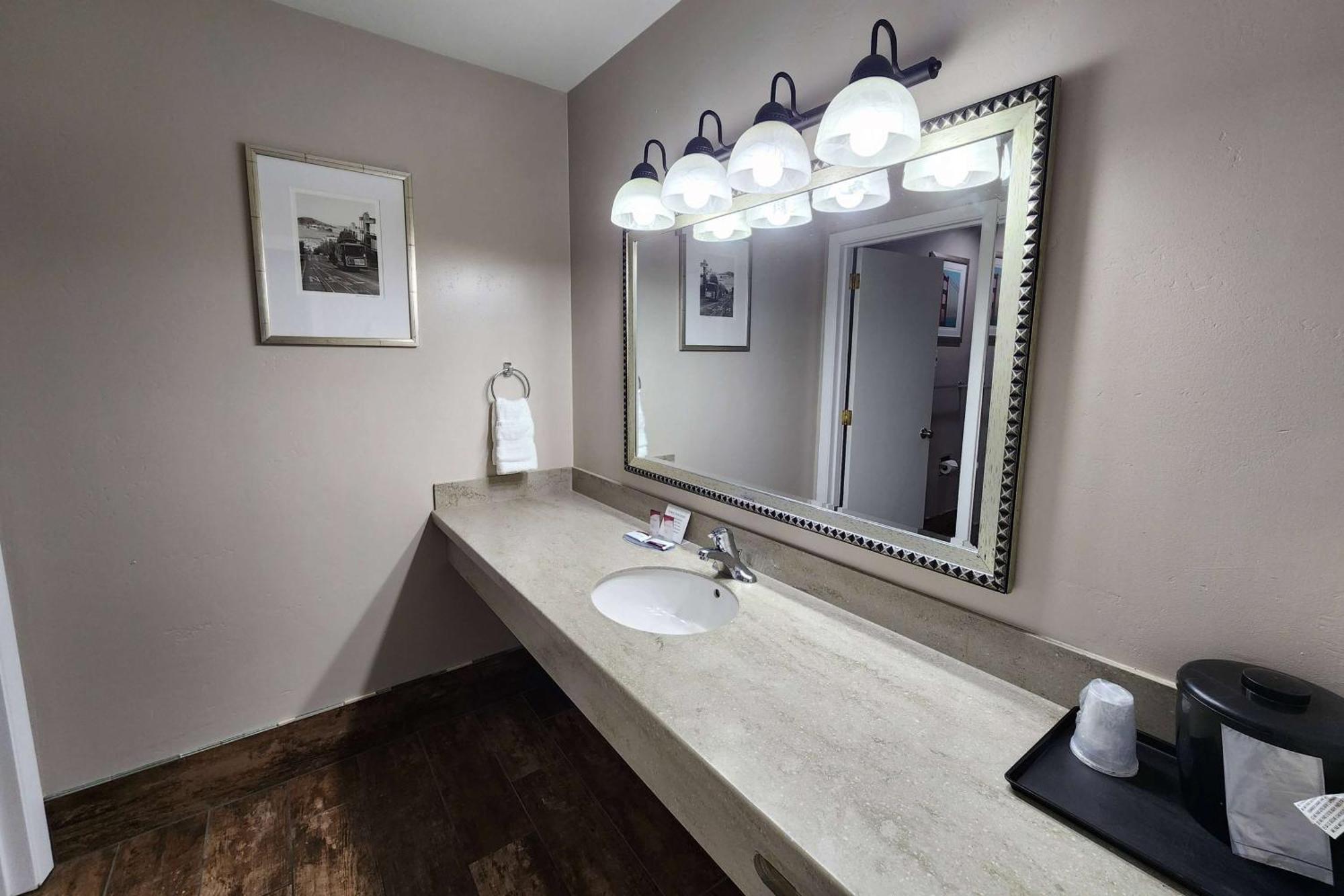 Ramada Bayside Inn & Suites Eureka Extérieur photo