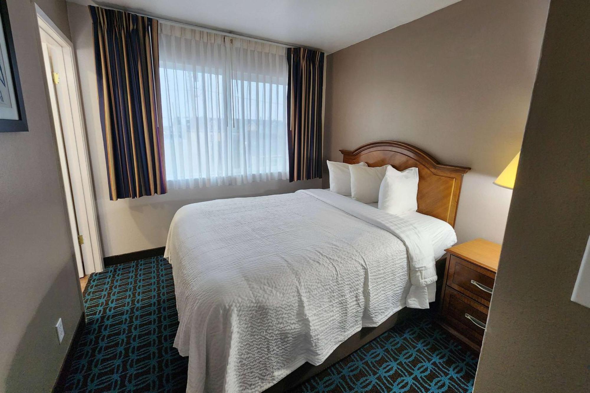 Ramada Bayside Inn & Suites Eureka Extérieur photo