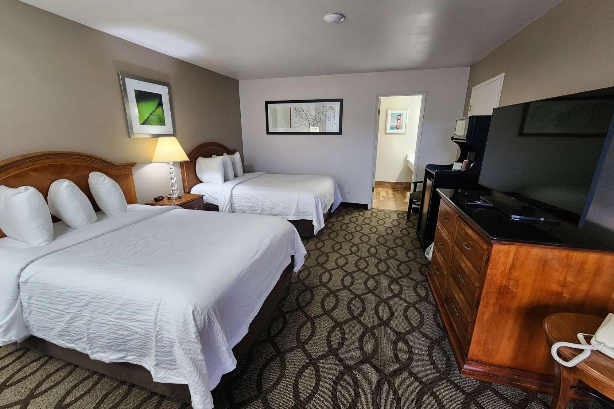 Ramada Bayside Inn & Suites Eureka Extérieur photo