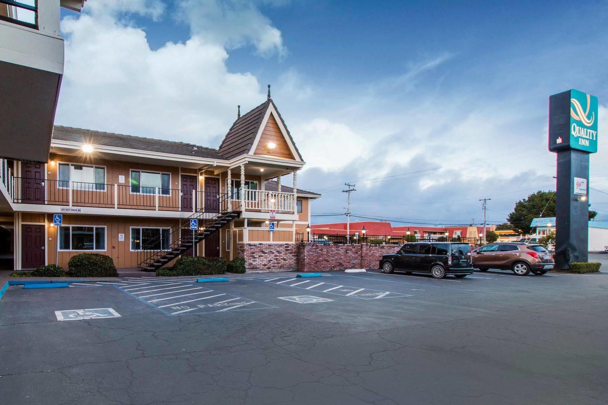 Ramada Bayside Inn & Suites Eureka Extérieur photo